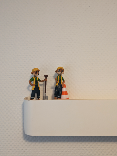 Was macht eine Erziehungsstelle aus? Zwei Figuren von Frettchen in Bauarbeiter*innen Klamotten. Was macht eine Erziehungsstelle aus? Zwei Figuren von Frettchen in Bauarbeiter*innen Klamotten.