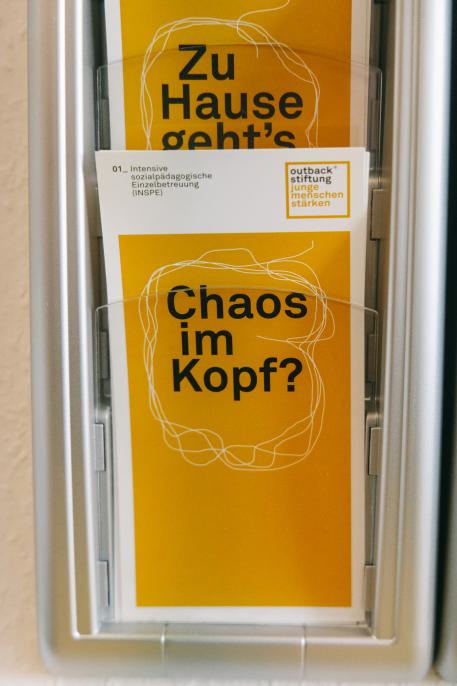 Stationäre Jugendhilfe Orangene Broschüren mit der Aufschrift Chaos im Kopf?