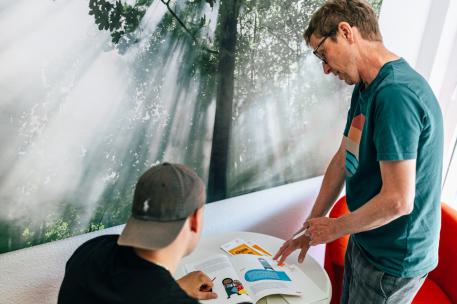 Systemtester Zwei Koordinatoren schauen sich ein Magazin an