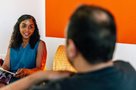 Kinder und Jugendhilfe kurz erklärt Eine Frau ist zu sehen wie sie einer anderen Person die uns den Rücken gekehrt hat etwas erklärt. Kinder und Jugendhilfe kurz erklärt Eine Frau ist zu sehen wie sie einer anderen Person die uns den Rücken gekehrt hat etwas erklärt.