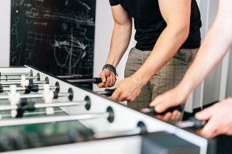 Minderjährige Geflüchtete Zwie Personen spielen am Kicker