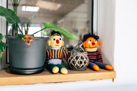 Pflegemutter sein eine Fensterbank mit einer Pflanze drauf und zwei gehäkelten Puppen von Ernie und Bert aus der Sesamstraße Pflegemutter sein eine Fensterbank mit einer Pflanze drauf und zwei gehäkelten Puppen von Ernie und Bert aus der Sesamstraße