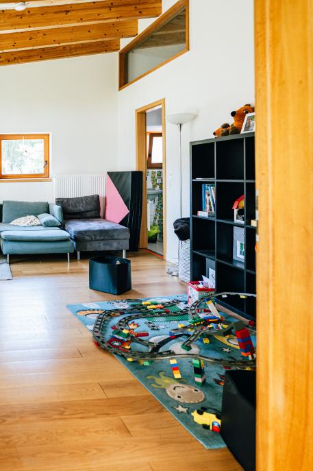 Pflegekinder unterstützen ein Regal mit einem Kinder spielteppich Pflegekinder unterstützen ein Regal mit einem Kinder spielteppich