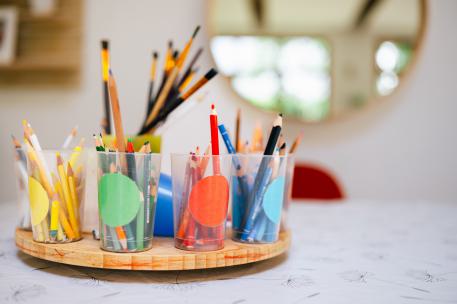 Pflegefamilie gründen verschiedenen Bechr mit Buntstiften drinne, nach Farbe sortiert Pflegefamilie gründen verschiedenen Bechr mit Buntstiften drinne, nach Farbe sortiert