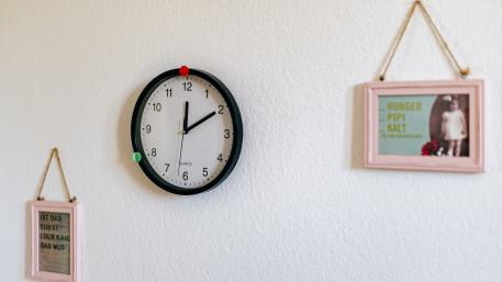 Systemtester Eine Uhr und zwei Bilderrahmen an der Wand