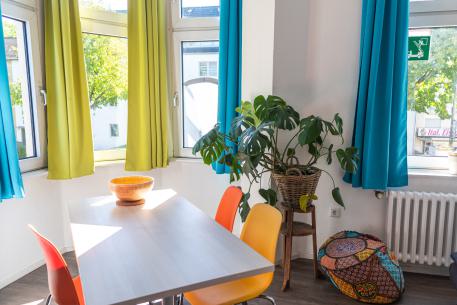Erziehungsstellen kennenlernen Ein Tisch an sonnigen Fenstern und alles ist in bunten Farben eingerichtet Erziehungsstellen kennenlernen Ein Tisch an sonnigen Fenstern und alles ist in bunten Farben eingerichtet