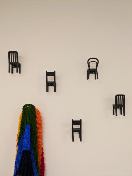 Stationäre Jugendhilfe kleine Stühle montiert an der Wand dienen als Kleiderbügel Stationäre Jugendhilfe kleine Stühle montiert an der Wand dienen als Kleiderbügel