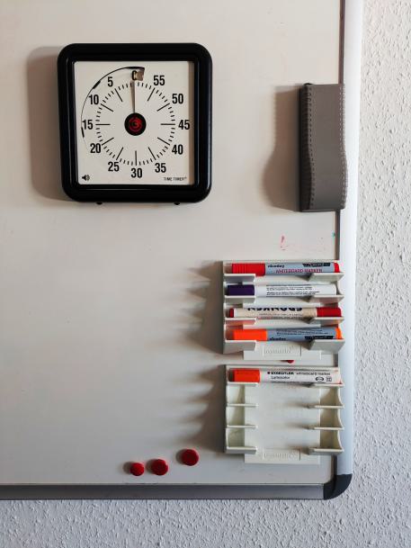 Systemtester statt Systemsprenger Eine Whiteboard mit Whiteboard Markern und einem Timer Systemtester statt Systemsprenger Eine Whiteboard mit Whiteboard Markern und einem Timer