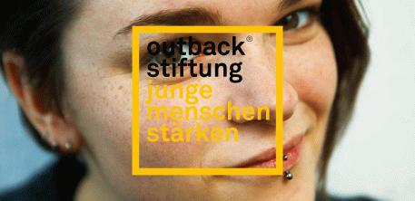 Freiberuflich in der Jugendhilfe das Gesicht einer jungen Person daruf ist das Logo der outback stiftung